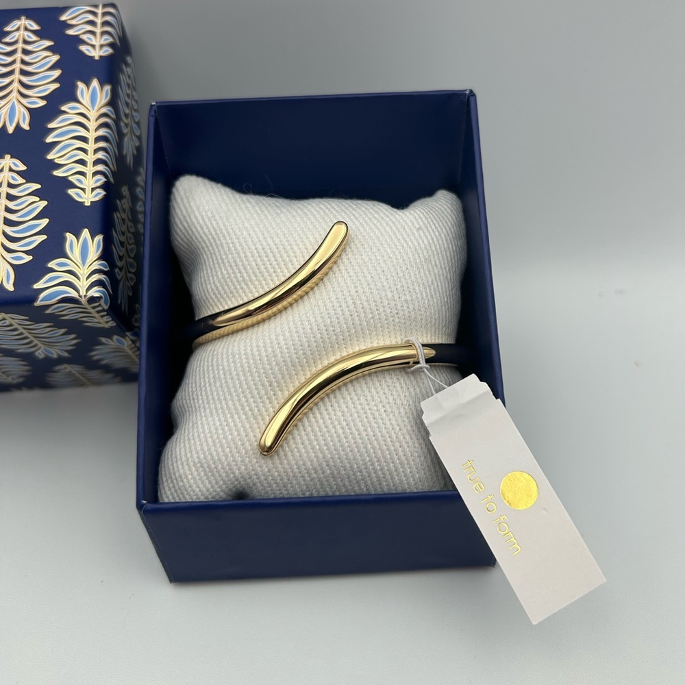 *New* True to Form Unique Gold Cuff Bracelet - Picture 2 of 9